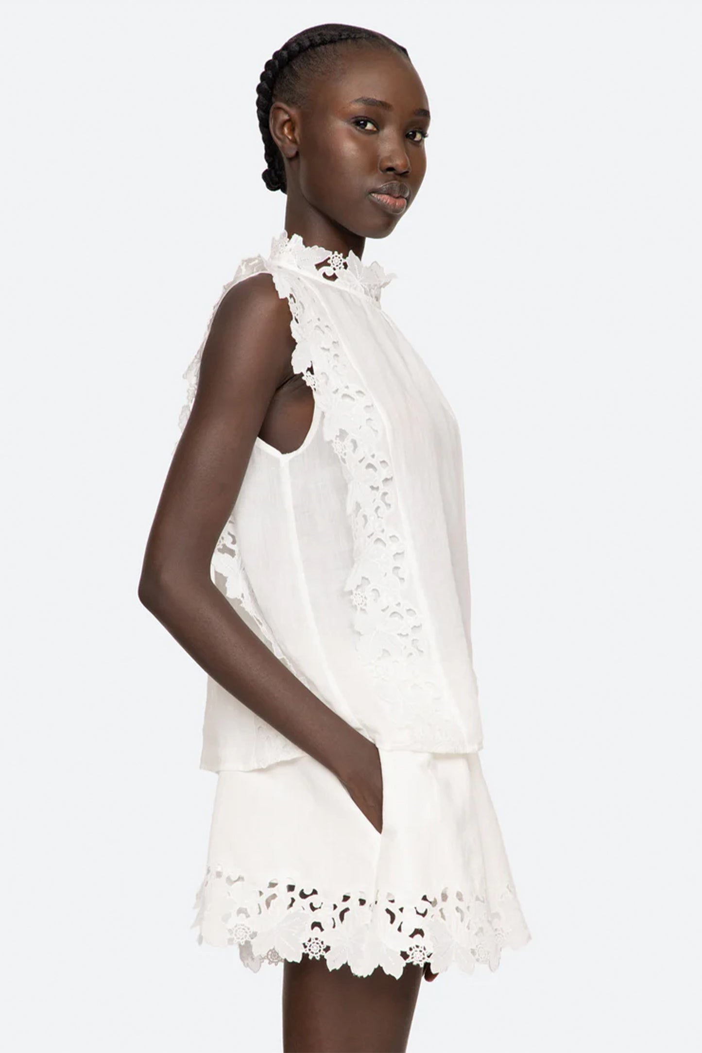 Eleannora Emb Slvless Top
